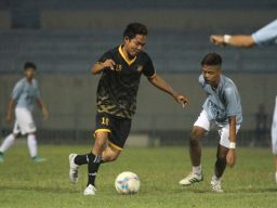 Pemain Bopa FC (hitam) saat bertanding (Foto: Sahlul Fahmi/jatimnow)