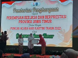 Gubernur Jatim Khofifah Indar Parawansa saat memberikan penghargaan kepada 38 perempuan berjasa dan berprestasi (Foto-foto: Ni'am Kurniawan/jatimnow.com)