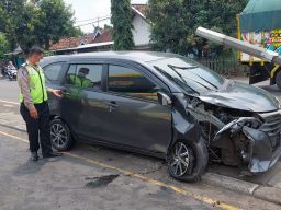 Diduga Mengantuk, Mobil Warga Sidoarjo Tabrak Tiang Listrik di Jombang