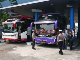 Petugas memeriksa kelayakan bus di Terminal Gayatri Tulungagung (Foto: Bramanta Pamungkas/jatimnow.com)