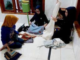 NasDem Kota Probolinggo melayani laundry mukena dan sarung di masjid secara gratis. (Foto: Mahfud Hidayatullah/jatimnow.com)