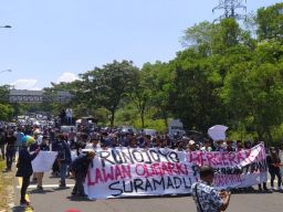 Hindari Jembatan Suramadu, Ratusan Mahasiswa Demonstrasi Blokade Jalan