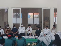 Emil Dardak (tengah) saat menggelar tasyakuran dan doa bersama di Ponpes Al-Jihad Surabaya(Foto: Ni'am Kurniawan/jatimnow.com)