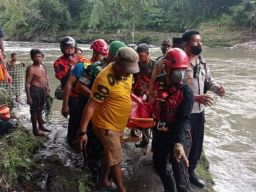 Evakuasi jenazah pria di Sungai Brantas. (Foto: Andik Agus for jatimnow.com)