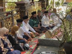 Gubernur Jateng Ganjar Pranowo saat ziarah ke makam Gus Dur di Komplek Ponpes Tebuireng, Jombang. (Foto: Elok Aprianto/jatimnow.com)