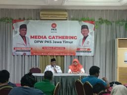 Ketua DPW PKS Jatim Irwan Setiawan (kiri) bersama Kabid Humas Reni Astuti (kanan) (Foto: Dok Humas PKS Jatim/jatimnow.com)