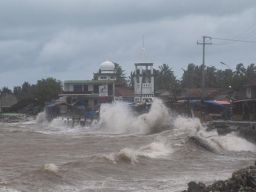 Gelombang tinggi disertai angin kencang menerjang kawasan tersebut di Teluk Labuan, Pandeglang, Banten. BMKG mengimbau masyarakat waspadai tsunami malam hari seiring Anak Krakatau siaga.(Foto: Foto: ANTARA/Muhammad Bagus Khoirunas via Republika)