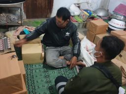 Sales rokok ilegal saat berada di gudang penyimpanan di Tulungagung. (Dok Bea Cukai Blitar/jatimnow.com)