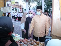 Gus Ipul saat meninjau salah satu stan Pasar Ramadan Kota Pasuruan. (Foto: Humas Pemkot Pasuruan)