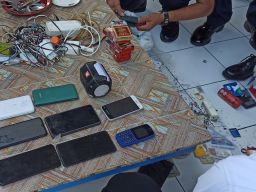 Petugas Rutan Klas IIB Ponorogo menemukan handphone di dalam kamar warga binaan (Mita Kusuma/jatimnow.com)
