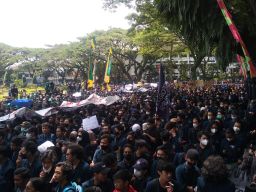 Ribuan mahasiswa yang menggeruduk gedung DPRD Kabupaten Malang (Foto: Galih Rakasiwi/jatimnow.com)