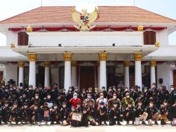 Gubernur Khofifah bersama para pesilat Pagar Nusa di Gedung Grahadi (Foto: Humas Pemprov Jatim/jatimnow.com)