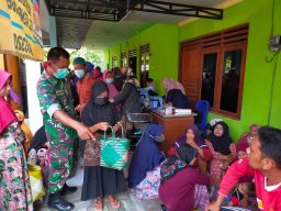 Penyaluran Bansos di Desa Kembangbahu Lamongan dipadati KPM. (Foto : Adyad Ammy Iffansah/jatimnow.com)