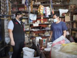 Mas Dhito monitoring harga kebutuhan pokok di Pasar Pamenang Pare (Foto: Humas Pemkab Kediri/jatimnow.com)