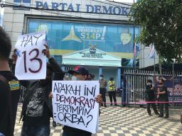 Massa pendukung Bayu Airlangga unjuk rasa di depan kantor DPD Partai Demokrat Jatim (Foto: Ni'am Kurniawan/jatimnow.com)