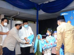 Pemberian santunan PJTI kepada anak yatim. (Foto: PJT I to jatimnow.com)