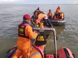 Melihat Proses Evakuasi 5 Pemancing dari Perairan Mulyorejo, Surabaya