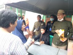 Ketua DPRD Kabupaten Pasuruan Bagikan Minyak Goreng untuk UMKM di Pandaan
