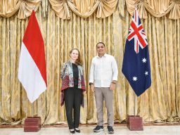 Wali Kota Surabaya Eri Cahyadi bersama Konjen Australia Fiona Hoggart. (Foto: Humas Pemkot Surabaya for jatimnow.com)