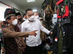 Wali Kota Surabaya Eri Cahyadi meninjau salah satu stan di Pasar Turi. (Foto-foto: Humas Pemkot Surabaya/jatimnow.com)