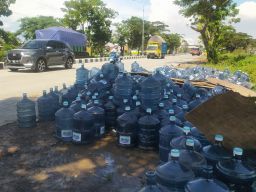 Ratusan galon dipinggirkan agar tidak menganggu pengguna jalan lainya. (Foto : Adyad Ammy Iffansah/jatimnow.com)
