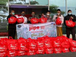 Ratusan Paket Lebaran dari JIIPE untuk Anak Yatim dan Duafa di Gresik