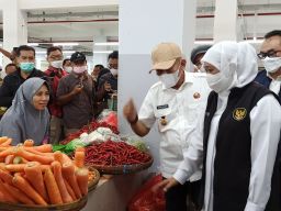 Gubernur Jatim Khofifah Indra Parawansa sidak ke pasar Legi Ponorogo (Foto: Mita Kusuma/jatimnow.com)