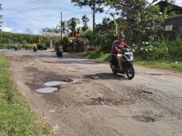 Jalan berlubang di Kecamatan Bantur, Kabupaten Malang (Foto: Rizal Adhi Pratama/jatimnow.com)