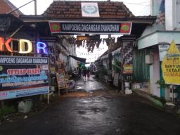 Pasar Ramadan di Gang Dagangan, Dusun Mojowarno, Desa Mojowarno, Kecamatan Mojowarno Jombang.(Foto: prianto)