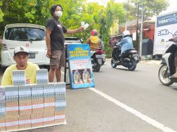 Jasa penukaran uang di sepanjang Jalan Basuki Rahmat, Sukomulyo, Lamongan. (Foto: Adyad Ammy Iffansah/jatimnow.com)