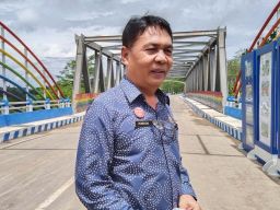 Kepala Dinas Pekerjaan Umum Bina Marga Kabupaten Malang, Romdhoni, saat berada di Jembatan Pelangi (Foto-foto: Rizal Adhi Pratama)