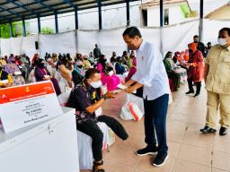 Presiden Jokowi berikan Bantuan Sosial di Pasar Anom dan Pasar Bagkal Baru, Kabupaten Sumenep. (Foto: Laily Rachev/Biro Pers Sekretariat Presiden)