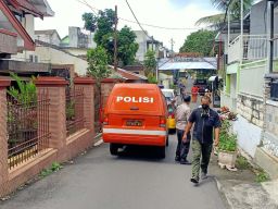 Proses evakuasi jenazah sang kakek di Kota Malang (Foto: Cholil fot jatimnow.com)