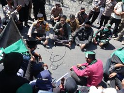 Kapolres Situbondo AKBP Andi Sinjaya saat turut mendengarkan aspirasi mahasiswa di depan Kantor DPRD Situbondo.(Foto: Dok. Polres Situbondo)