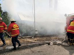 Petugas berupaya memadamkan api yang membakar tempat penyulingan daun cengkeh di Tulungagung (Foto: Damkar Tulungagung)