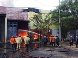 Dua Gudang Pengolahan Limbah B3 PT SBS di Sidoarjo Terbakar
