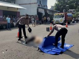 Polisi melakukan olah TKP di Jalan Raya Waringin. (Foto: Yanuar Dedy/Jatimnow.com)