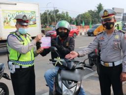 Satlantas Polres Malang saat memberikan sosialisasi program Serangan Janur Kuning (Foto-foto: Humas Polres Malang)