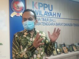Ketua KPPU RI, Ukay Karyadi saat memberikan keterangan kepada awak media di Surabaya mengenai mahalnya minyak goreng. (Foto: Zain Ahmad/jatimnow.com)