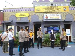 Gubernur Jawa Timur (Jatim) Khofifah Indar Parawansa bersama Kapolri Jenderal Polisi Listyo Sigit Prabowo di Terminal Purabaya.(Foto: Humas Pemprov Jatim)