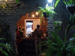 Meja pemesanan di Kopico coffee and garden yang berada di balik pintu kecil estetik. (Foto-foto: Arina Pramudita/jatimnow.com)