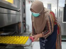 Produsen Kue Kering di Tambakrejo Jombang Banjir Pesanan Jelang Lebaran