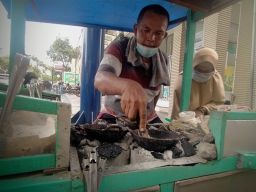Maskan pedagang jajanan kue leker yang dimasak arang di Lamongan.(Foto: Adyad Ammy Iffansah/jatimnow.com)