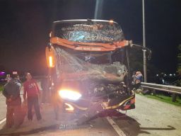 Tabrak Truk Tangki Misterius, Bus Pariwisata Ringsek di Tol Jombang