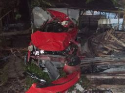 Kondisi mobil yang terlibat kecelakaan dengan kereta api di perlintasan tak berpalang pintu di Kebonsari, Jambangan, Surabaya.(Foto: Unit Laka Satlantas Polrestabes Surabaya)
