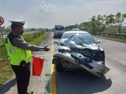 Mobil yang dikemudikan warga Surabaya terlibat kecelakaan karambol di Tol Sumo. (Foto: PJR Ditlantas Polda Jatim for jatimnow.com)