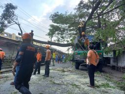 Proses evakuasi truk kontainer yang dilakukan oleh BPBD kabupaten Jombang. (Foto: Elok Aprianto/jatimnow.com)