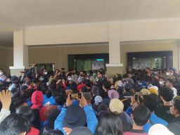 Ratusan mahasiswa Lamongan saat menerobos masuk gedung DPRD Lamongan (Foto: Adyad Ammy Iffansah/jatimnow.com)