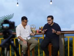 Mas Dhito dalam produksi podcast Asumsi Distrik. (Foto: Humas Pemkab Kediri/Jatimnow.com)