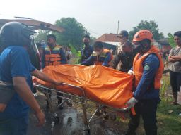 Mayat Pria Tanpa Busana Ditemukan Mengambang di Sungai Desa Ngaresrejo Sidoarjo